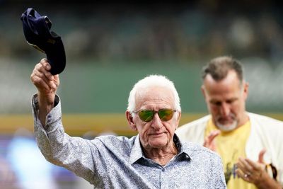 'Mr. Baseball' Bob Uecker, Brewers announcer, dies at 90