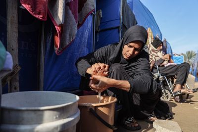 ‘We lost so many’: Gaza cautiously waits for ceasefire as bombing continues