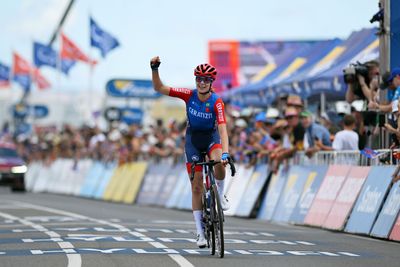 Women's Tour Down Under: Daniek Hengeveld surprises sprinters to take solo win on stage 1