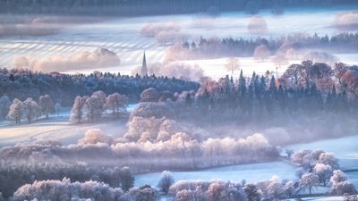 I don’t often shoot with a telephoto lens and had only purchased my Sigma 100-400mm a couple of weeks before this frosty landscape was taken