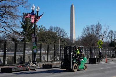 Barriers and fencing go up around White House ahead of Trump’s inauguration