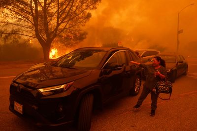 Homes were burning and roads already jammed when Pacific Palisades evacuation order came, AP finds