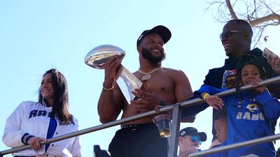 Aaron Donald Flexes Super Bowl Trophy on LeSean McCoy Ahead of Rams-Eagles Tilt