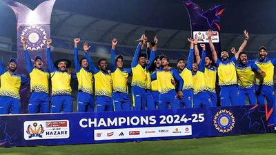 Smaran Ravichandran's 101 overshadows Dhruv Shorey third straight ton as Karnataka clinch fifth Vijay Hazare title