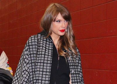 Taylor Swift arrived in a fabulous black-and-white jacket for Texans-Chiefs in the AFC Divisional Round