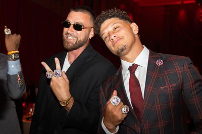 Chiefs QB Patrick Mahomes, TE Travis Kelce arrive for playoff matchup vs. Texans