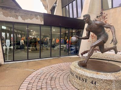 West Virginia celebrates the life of NBA great Jerry West at sellout game with No. 2 Iowa State