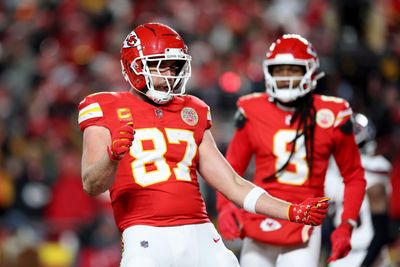 Patrick Mahomes hits Travis Kelce with TD pass after controversial penalty