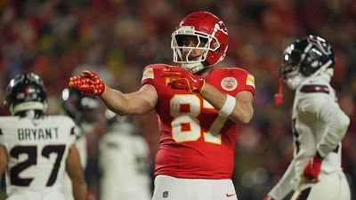 Mics Caught Texans TE's Classy Four-Word Message to Travis Kelce After Chiefs' Win