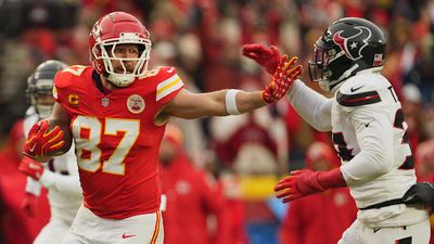 Chiefs’ Travis Kelce Brushes Aside Father Time With Catch-and-Stroll Moment