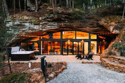 This engineer quit his day job to build a short-term rental in an Ohio cave—Now, his Instagram-famous getaways make over $400,000 a year