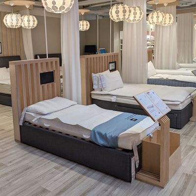 As a sleep expert, these are the 6 things I always do when testing a mattress in-store