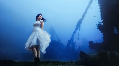 Photographer Steven Haining breaks world record for the deepest underwater photo shoot