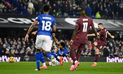 Foden double helps Manchester City rout Ipswich and return to top four