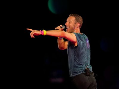 Coldplay’s Chris Martin thanks Indian fans for forgiving British colonialism at Mumbai concert