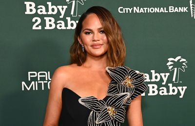 Chrissy Teigen calls for social media curfew