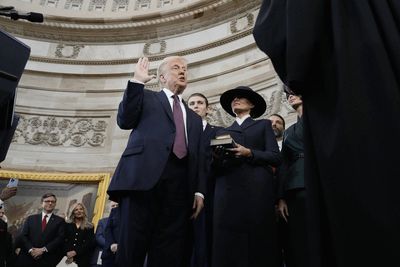 Trump fails to place hand on Bible