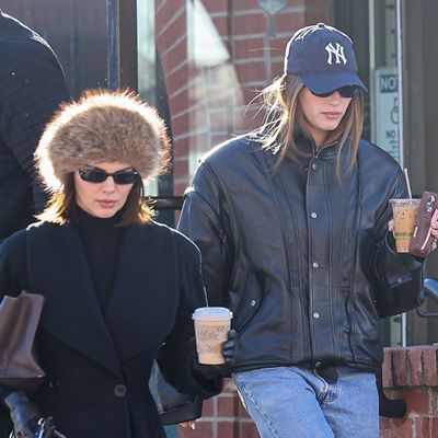 Kendall Jenner and Hailey Bieber Style Polar-Opposite Après Ski Outfits—and 2025 Shoe Trends—for an Aspen Coffee Run