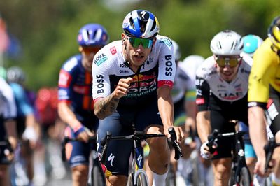 Tour Down Under: Sam Welsford sprints to victory in chaotic finish on stage 1