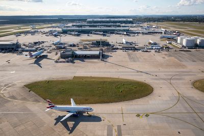 Rachel Reeves to back Heathrow third runway in bid for economic growth