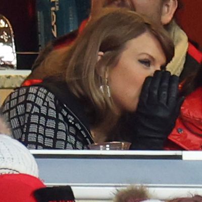 Taylor Swift Unexpectedly Sneaks an Under-$200 Accessory Into Her All-Chanel-Everything Chiefs Outfit