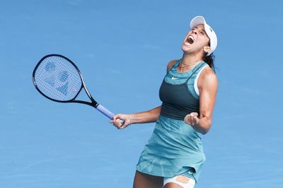 Swiatek Sweeps Into Melbourne Semis, Sinner Faces Home Test