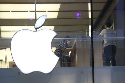 12 charged after phones stolen from Apple stores across London