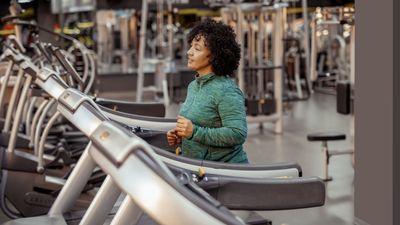 Here's when it's definitely better to walk on a treadmill, according to an exercise physiologist