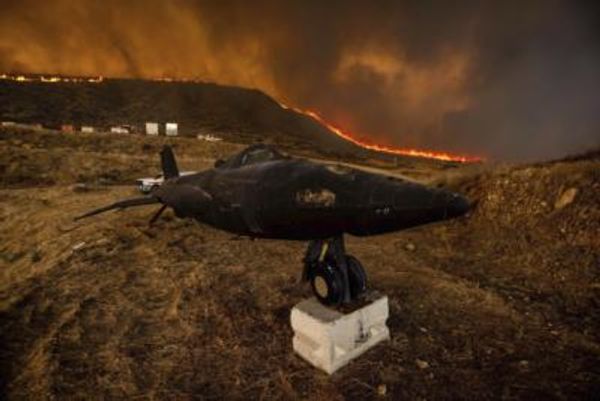 Firefighters Battle Huge Wildfire Threatening Los Angeles Area