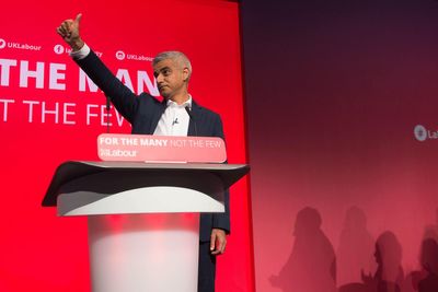 Fact check: Image of Sadiq Khan has been cropped