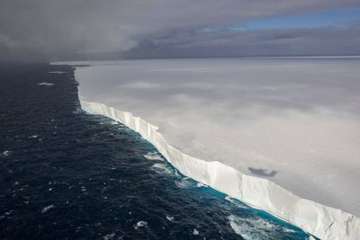 A23a megaberg: Game of Thrones style ice wall on course to hit British island