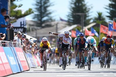 Narváez's battles for bonus seconds bubbles over in contentious stage 4 Tour Down Under sprint in Victor Harbor