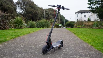 Navee S40 review: A cyberpunk sprinter built for urban jungles