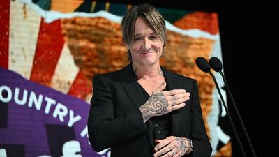 Keith Urban pops up at a country pub, accepts honour