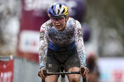 Zoe Bäckstedt's last-lap bike change gamble backfires in muddy Maasmechelen match against Vas