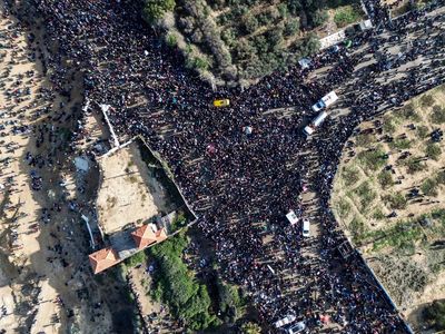 Israel accuses Hamas of breaching ceasefire as thousands of Palestinians blocked from returning to Gaza