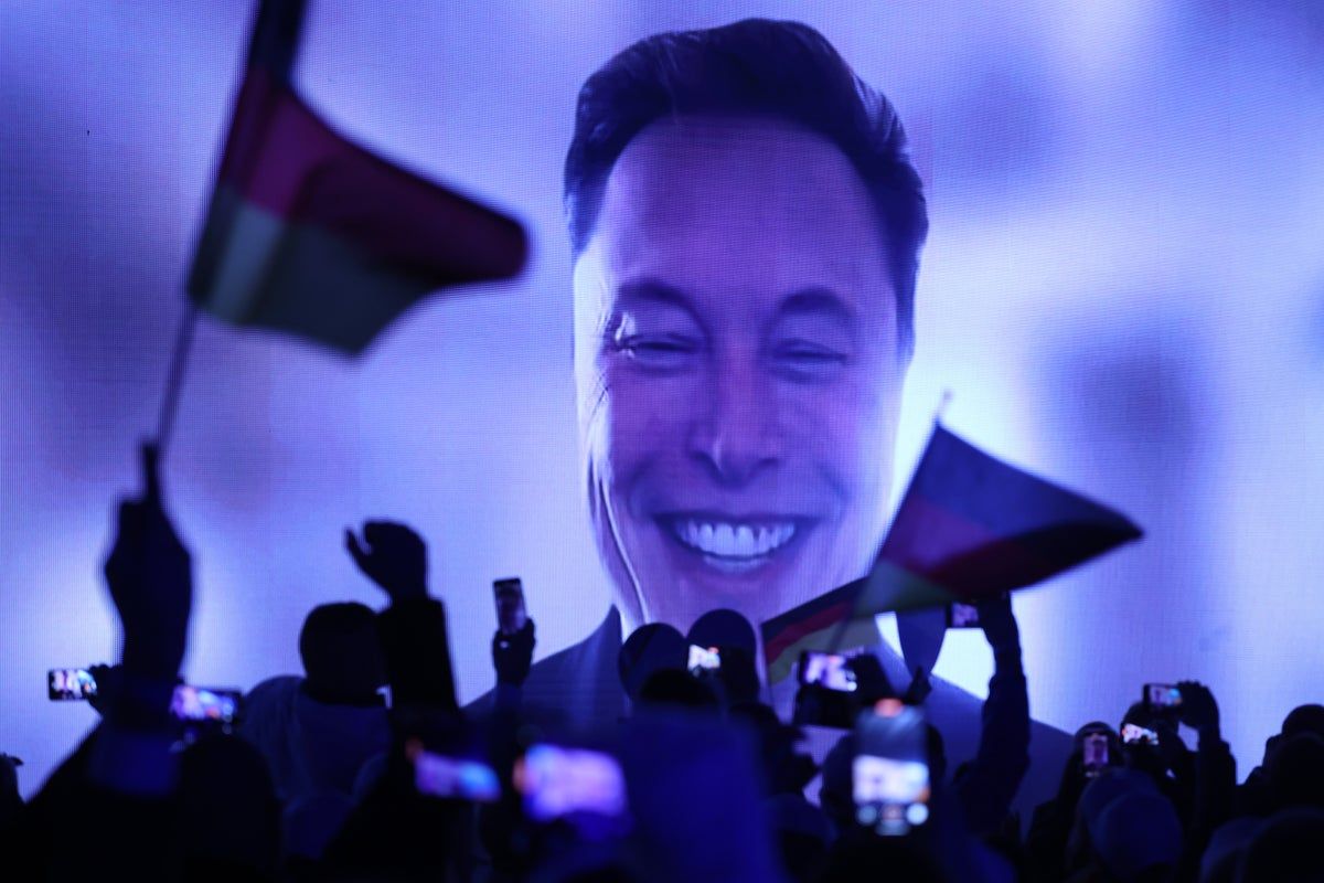 Elon Musk makes surprise appearance during Germany’s…