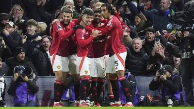 Manchester United beat Fulham, Tottenham Hotspur lose to Leicester City