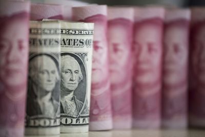 Weak Yuan, Trump Tariff Threats Confound Beijing's Economic Puzzle