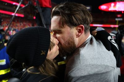 Taylor Swift, Travis Kelce have celebratory kiss on field after Chiefs topple Bills