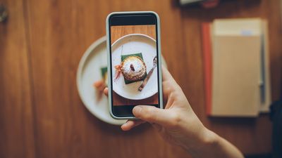 This AI smartwatch feature can help track your calories by snapping a photo of your plate