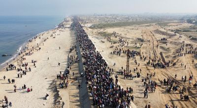 200,000 Palestinians trek home to northern Gaza for first time in more than year