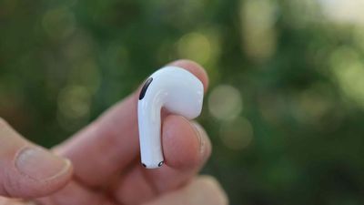 Apple's banking on camera-equipped AirPods to trounce Meta smart glasses,but I'm not sure it's enough