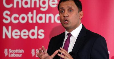 A political expert explains how Anas Sarwar should handle today's Waspi vote