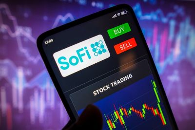 Traders Sell SoFi Stock Post Earnings: Should Investors Jump In?