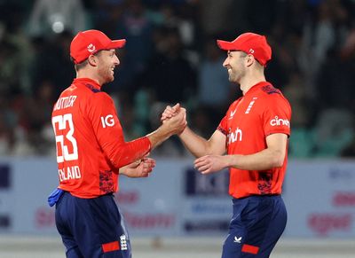 England down India to keep T20 series alive