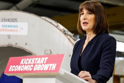 Chancellor backs Heathrow third runway as she lays out plans for growth