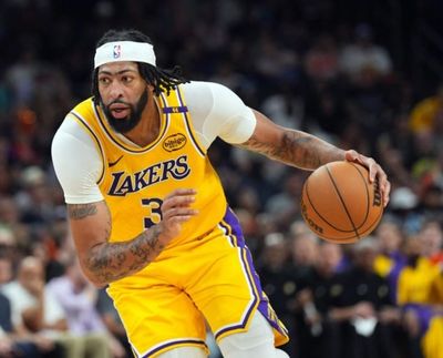 Lakers' Anthony Davis Suffers Abdominal Strain Against 76ers