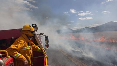 Crews race to prepare as blazes rage ahead of hot spell