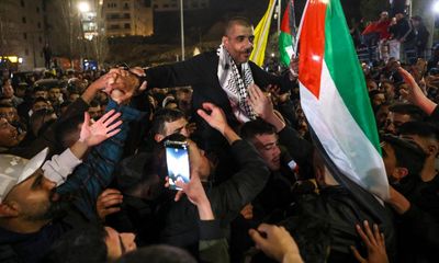 Crowds greet militant leader Zakaria Zubeidi among prisoners released in Ramallah